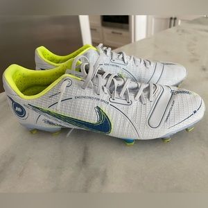 Nike Mercurial Vapor 14 Academy FG Football
Cleats